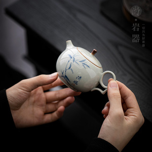Théière chinoise individuelle, peinte à la main, en porcelaine bleue et blanche avec motif bambou, avec filtre, pour service à thé Kung Fu, ronde avec couvercle, pour usage domestique - Product Image 4