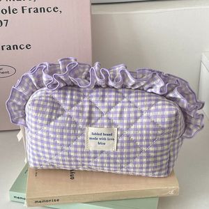 <span class=keywords><strong>Sac</strong></span> <span class=keywords><strong>de</strong></span> maquillage matelassé à carreaux avec bord à volants décoratif grande capacité fermeture éclair coton <span class=keywords><strong>sac</strong></span> cosmétique <span class=keywords><strong>sac</strong></span> <span class=keywords><strong>de</strong></span> maquillage <span class=keywords><strong>de</strong></span> <span class=keywords><strong>voyage</strong></span> pour les femmes - Product Image 3