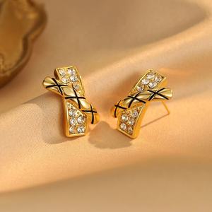 Nouvelles boucles d'oreilles à clous en forme de X à motif diamant exquis, design haut de gamme pour femmes, vente en gros à la mode pour l'Europe et l'Amérique - Product Image 6