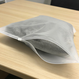 Sacs en plastique refermables de haute qualité avec impression personnalisée pour l'emballage des vêtements - Product Image 5