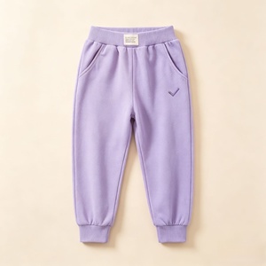 <span class=keywords><strong>Pantaloni</strong></span> sportivi da ragazza a vita media con elastico in vita, tinta unita, con tasche laterali, polsini a costine alla caviglia e logo Tick Mark. - Product Image 2