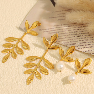 ต่างหูรูปใบไม้ สีทอง มุกสีขาว สไตล์หรูหราสำหรับผู้หญิง สวมใส่ได้ทุกวัน - Product Image 1