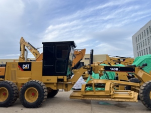 รถเกรดเดอร์มือสอง CAT 140K แบบล้อ ขนาดใบมีดมาตรฐาน 3.7 เมตร สำหรับซ่อมแซมทางหลวง ปรับระดับพื้นดิน และงานดินดิบ - Product Image 1