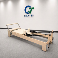 Reformer Pilates Kayu Maple Solid Warna Krem dengan Rel Tetap untuk Dekompresi Tulang Belakang, Keseimbangan, dan Ruangan Studio yang Terang