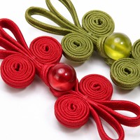 Bouton chinois haut de gamme, cordon en satin fin côtelé tissé en spirale et boucle symétriques, centre perlé, attache pour robe Cheongsam