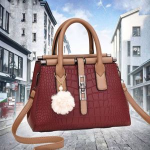 Bolso femenino de diseño exclusivo, ideal para el día a día en el trabajo, en cuero bovino. - Product Image 3