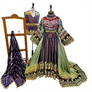 Vestido bohemio largo hasta el suelo, bordado, con mangas abullonadas y detalles de cuentas en tela estampada en morado y verde. - Product Image 1