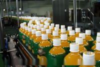 Machine d'étiquetage rétractable à manchon PLC électrique automatique pour les cartons de boissons au vin de boisson d'eau minérale en bouteille