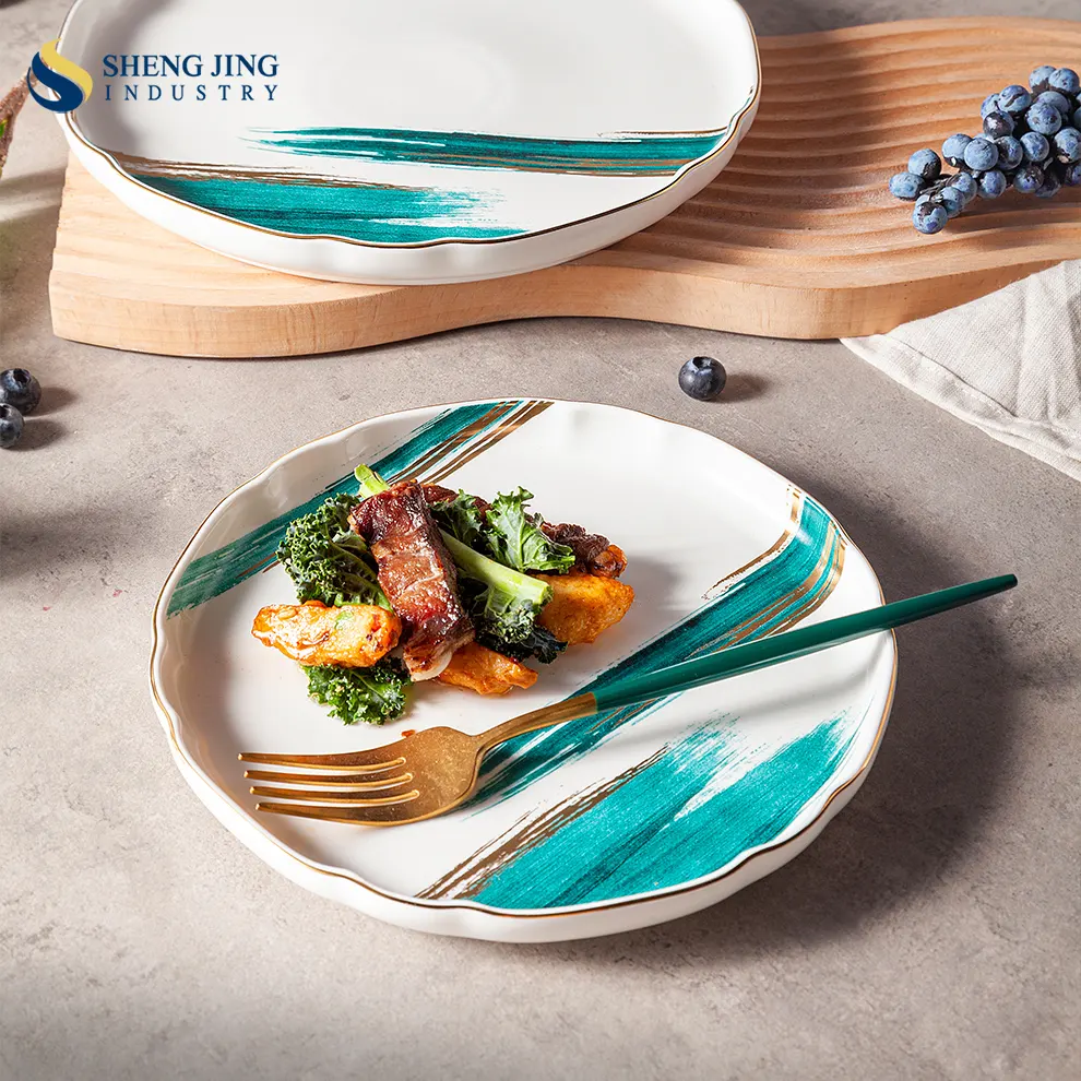 Shengjing assiette ronde en porcelaine blanche bleu vert émaillé à la main en céramique plat peu profond avec bord doré ondulé