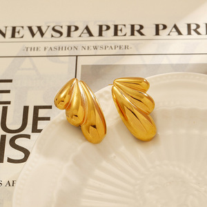 Yunnique Boucles d'oreilles en forme d'ailes plaquées or en acier inoxydable pour femmes - Product Image 5