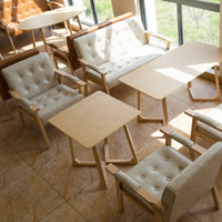 Ensemble de tables et chaises modernes en bois massif pour café et restaurant, avec couleur personnalisée pour usage en café et hôtel