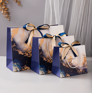Bolsa de regalo preformada con diseño de mármol azul, bolsa de mano de alta gama con cinta, bolsa de papel impresa a color con lazo. - Product Image 1