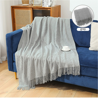 Bonne vente Couvertures tricotées en acrylique à la texture de canapé-lit de couleur unie et de créateur avec logo personnalisé jetés avec pompon