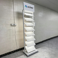 Étagères de présentation de carreaux métalliques inclinées à plusieurs niveaux personnalisées avec éclairage LED, présentoir de carreaux de quartz et de marbre sur pied avec panneau publicitaire supérieur
