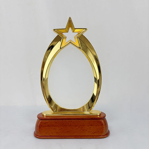 كأس أكريليك معدني ذهبي شخصي بنجمة مع قاعدة خشبية - Product Image 6