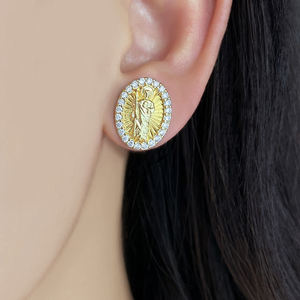 Boucles d'oreilles religieuses tendance plaquées or 18 carats avec statuette de Jésus et de saints - Product Image 2