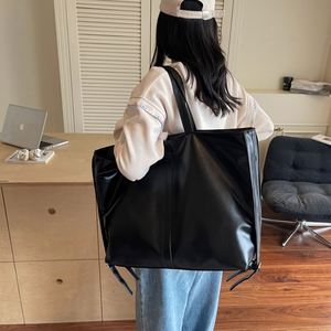 Sacs à main pour femmes de grande capacité, sacs à main simples de couleur noire, sacs à main en cuir PU imperméables - Product Image 5