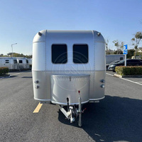 Camping-car moderne et élégant en aluminium de qualité aéronautique gris argenté, petite caravane de voyage préfabriquée avec salle de bain à induction