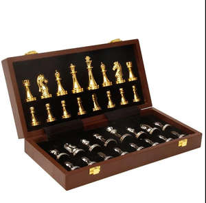 Conjunto de Xadrez de Estilo Sofisticado com Tabuleiro de Madeira e Peças de Metal em Caixa de Presente para Decoração de Gamão - Product Image 2