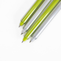 O & Q Prix d'usine Stylo à bille rétractable sur le thème de Noël Plastique ECO 0.7mm Bleu Noir pour les fournisseurs de papeterie scolaire