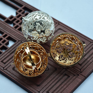 Pendentif boule parfumée ajourée de 48mm de diamètre avec porte-encens en spirale pour accessoires Hanfu, placage or et argent - Product Image 2