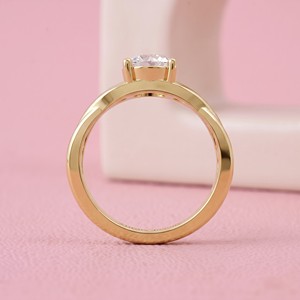 Bague de fiançailles solitaire en diamant rond avec bande élégante de créateur pour la mariée moderne, bijoux fins - Product Image 4