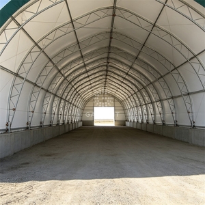 Abri pour équipement agricole en acier galvanisé ASTM A123, structure gothique à pignon haut 50x100m, PVC beige chaud pour stockage de pierres de carrière en vrac - Product Image 2