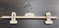 Maßgefertigter Langlebiger Leichter Kunststoff-Hosenbügel Metallhaken Starke Clips Zwei Starke Rutschfeste Clips Breit-Schulter-Design