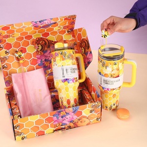 Tazza Personalizzata con Logo, Simpatico Orso Giallo, Borraccia Termica di Grande Capacità 40oz, Tumbler con Confezione Regalo - Product Image 2
