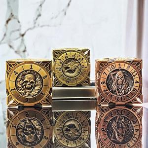 Ensemble de dés en métal de style <span class=keywords><strong>vintage</strong></span> à succès, dés multifonctionnels à gravures thématiques pour les joueurs de RPG et les collectionneurs - Product Image 1