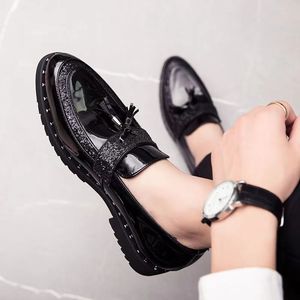 Nuevos zapatos de <span class=keywords><strong>charol</strong></span> brillante informales para hombre con logotipo personalizado, vestido de negocios a la moda, zapatos de <span class=keywords><strong>charol</strong></span> de punta suave para hombre - Product Image 4