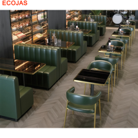 Ensemble de banquettes de restaurant à dossier haut avec revêtement vert foncé et tables à manger noires