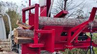 Fendeuse de bois hydraulique montée sur chargeuse compacte de 450 mm avec élévateur de bûches, cale à 6 voies et surveillance à distance