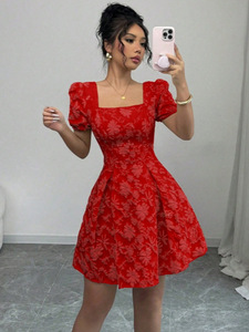 เดรสทรงเอไลน์สีขาวคอเหลี่ยมแขนพองแต่งลายดอกไม้สามมิติแบบนูน  คอลเลคชั่นใหม่ปี 2026 สำหรับผู้หญิง - Product Image 5