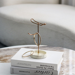 2025 Neuankömmlinge Luxus Familie Desktop Schmuck Rack Ornamente dekorative Großhandels preis Metall Harz Schmuckst änder - Product Image 3