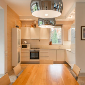 Hoogglans moderne milieuvriendelijke keukenkast met kraan en lade met mandje, blauw industrieel design - Product Image 3