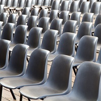 Chaise multifonctionnelle empilable en PP, plastique et métal, pour l'école, la formation, les réunions, les loisirs et l'extérieur, avec porte-documents intégré, disponible en couleurs populaires