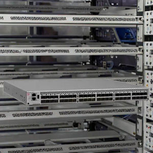 Conmutador InfiniBand NDR basado en Quantum 2, 64 puertos NDR, 32 puertos OSFP, profundidad estándar, no administrado, flujo de aire P2C, - Product Image 4