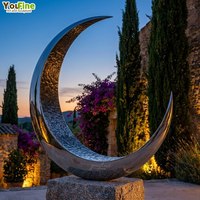 Sculpture en acier inoxydable en forme de croissant de lune, polie miroir avec texture martelée, art de jardin pour cour extérieure
