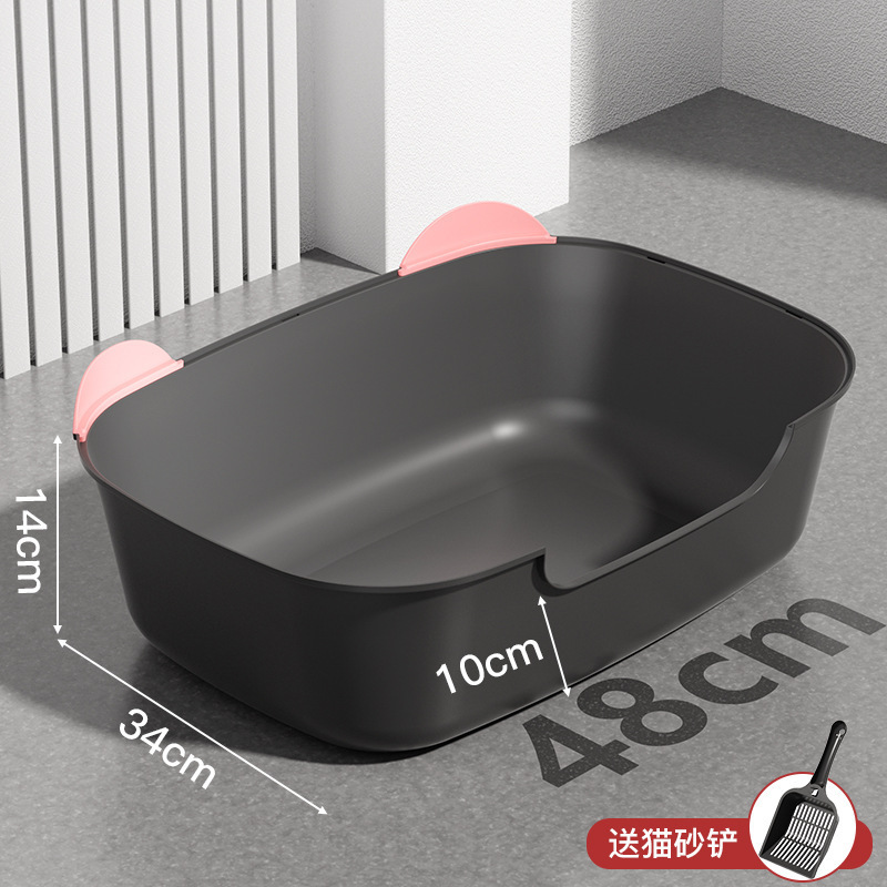 Un grand bassin pour chat noir obsidienne