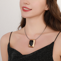 TongLing Européen Vintage Géométrique Noir Résine Câble Métallique Collier Court Carré Charme Collier pour la Vie Quotidienne
