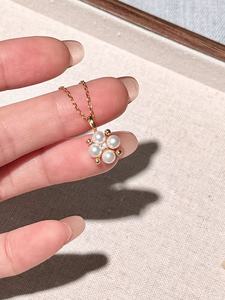 เครื่องประดับ UM เงินแท้ 925 ชุบทอง 18K จี้รูปใบโคลเวอร์ประดับมุกน้ำจืดและเพทายสีขาว สร้อยคอสำหรับงานหมั้นและงานแต่งงาน เหมาะสำหรับทุกเพศทุกวัย สวมใส่ได้ทุกวัน - Product Image 3