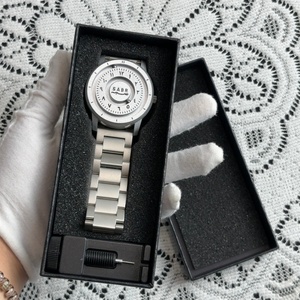 Montre à quartz pour homme en acier inoxydable noir personnalisée avec échelle à aiguilles magnétiques et chiffres arabes Sabr - Product Image 1