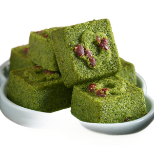 Pastel Mochi de Frijoles Rojos Congelados Hechos a Mano con Hierbas Naturales: Regalo Asiático Festivo, Postre de Vacaciones, Comida Tradicional de Vapor - Product Image 1
