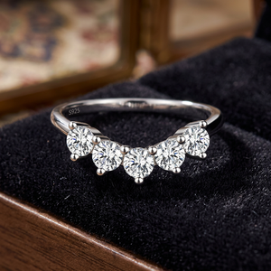 Anillo de Moissanita con Corte Brillante Redondo Clásico en Forma de V para Mujer en Plata de Ley 925 - Product Image 1