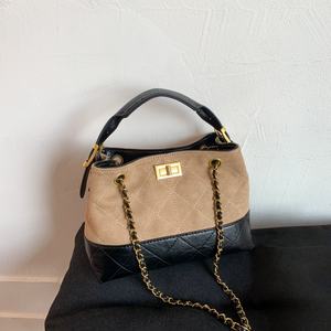 Sac fourre-tout hobo de luxe en cuir suédé 2025 pour femmes, sac à bandoulière marron personnalisé avec fermeture ouverte et chaînes décoratives - Product Image 4