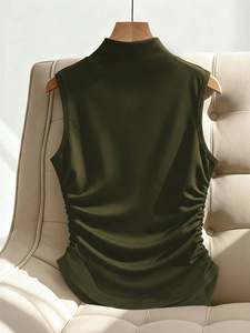 T-1715 Elegante T-shirt Nera Senza Maniche con Dettaglio Bottoni Dorati, Vestibilità Slim Unica, Maglia Stampata per Donna - Product Image 5