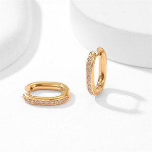 Boucles d'oreilles créoles délicates hypoallergéniques en acier inoxydable plaqué or 18 carats avec zircon pour femme - Product Image 2