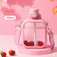 Belle tasse de sport de fitness en plastique de grande capacité de 700ML bouteille d'eau inclinée carrée portable mignonne avec sangle de paille