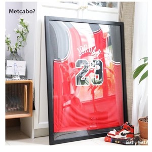 กรอบใส่เสื้อกีฬาแบบ Shadow Box ไม้เนื้อแข็งคุณภาพสูง สีดำแดง ช่องใส่รูป 2 ช่อง ของที่ระลึกสำหรับแฟนคลับ ติดผนัง ของขวัญ จำหน่ายส่ง รับผลิตแบบ OEM ODM - Product Image 4